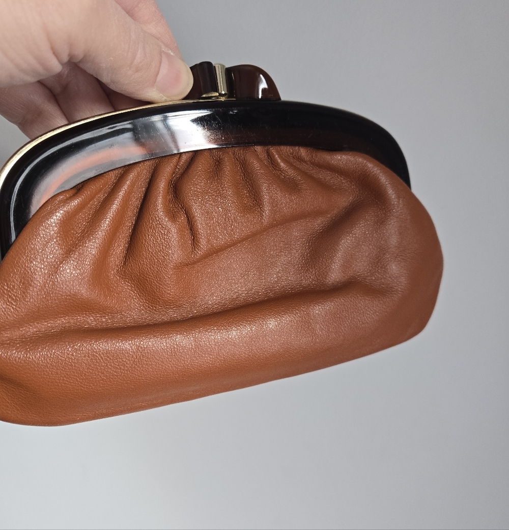 VINTAGE Brown Leather Clutch With Kiss Clasp Closer - Picture 2 of 9